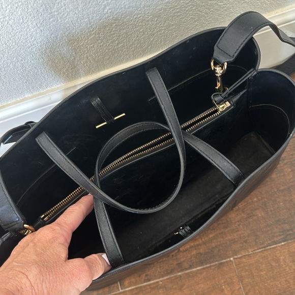 Tory Burch BLACK HANDBAG w dustbag! Gold hardware. Top handles. Removable strap - Picture 4 of 4